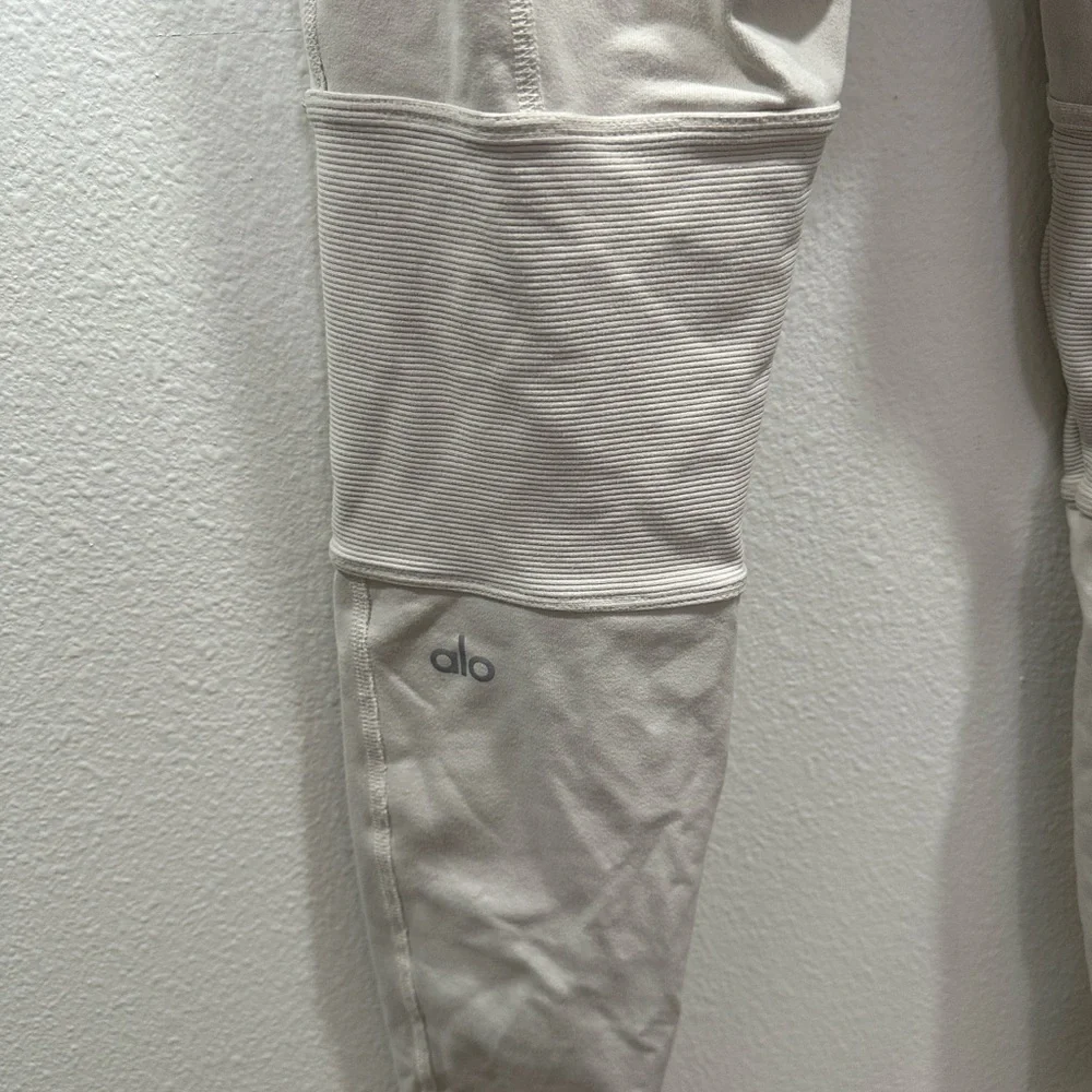 ALO Yoga Cream Avenue high waist Leggings in Bone size small GUC